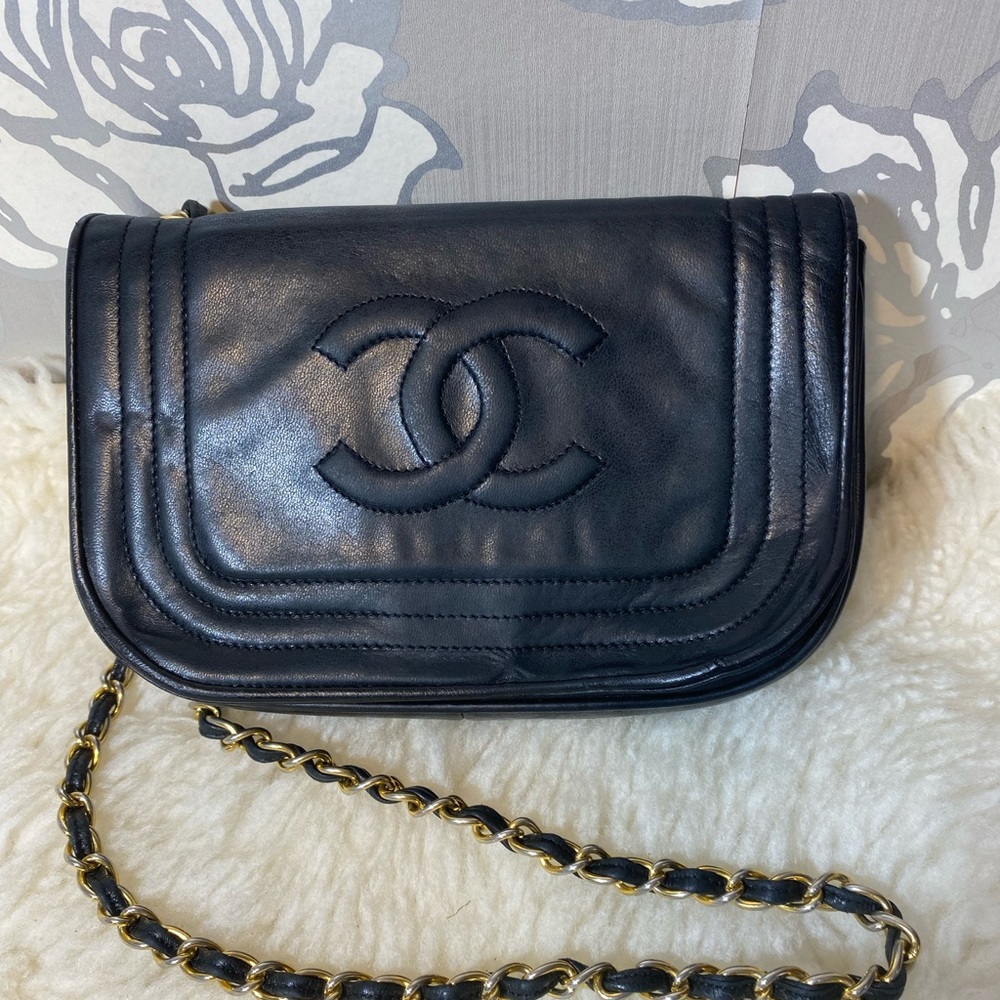 Chanel mini bag the flap in front is deformed that’s the main big flaw authentic